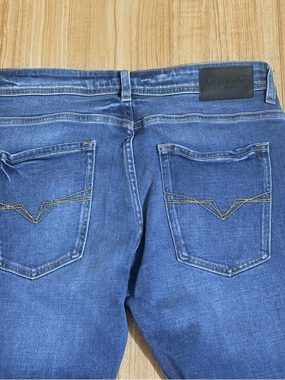 Guess Men's Straight Jeans in Dark Blue Wash - Picture 3 of 8